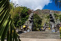 PB064955 Les mosquées et églises de Sulawesi laissent place aux temples fleuris.