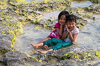 PA240143 Les enfants (et les adultes) demandent à être photographiés. Souvent avec vous. C'est mignon