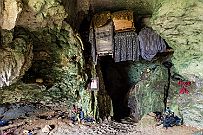 PA303047 La grotte contient beaucoup de cercueils. Nous ne nous sommes pas aventurés dans la galerie. Tout ce qui traine au sol sont des offrandes. A manger, à boire,...