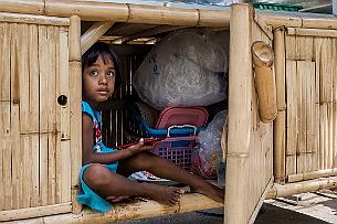 Thailande Marianne 2019 - DSCF0003 Pour un meuble acheté, un enfant offert. Naaaan, c'est juste une petite fille qui joue 