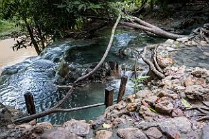 Thailande Marianne 2019 - DSCF1714 Hot springs waterfalls. Eau à 32°C très riche en cuivre.