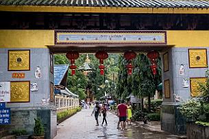 Thailande Marianne 2019 - DSCF2042 Wat Tham Suea (Tiger Cave Temple). Le tigre de porcelaine à peu d'intérêt mais le Bouddha au sommet, oui.