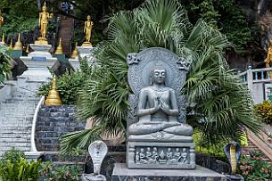Thailande Marianne 2019 - DSCF2842 1200 marches inégales (ça tue !) permettent l'accès au sommet et à 360° de panoramique?