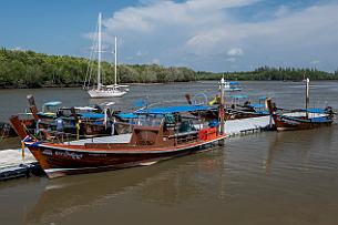 Thailande Marianne 2019 - DSCF2890 Bateau pris sur le port de chao fah à Krabi, nous partons visiter une grotte 