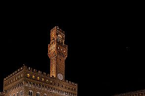 Toscane Perriere w-0019-verti-Modifier-Modifier Conçu par Arnolfo di Cambio (1245-1302), la construction du Palazzo Vecchio démarre en 1299. Il est aussi l'architecte de la Cathédrale de Florence (1294-1436).
