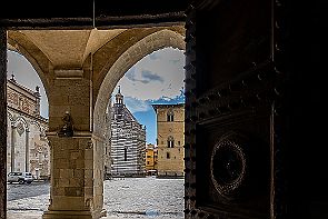 Toscane Perriere W 0805 Derrière le pilier, le baptistère.