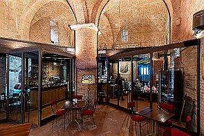 Toscane Perriere W 1189-RAF_DxO_DeepPRIMEXD-Modifier Restaurant dans une salle voutée magnifique.