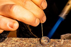 Toscane Perriere W 1198-RAF_DxO_DeepPRIMEXD Un vrai joailler avec qui nous sommes restés un moment pour mettre à la bonne taille une bague en argent.