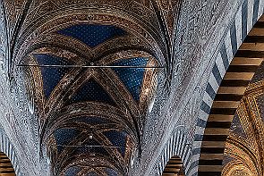 Toscane Perriere W 1260-RAF_DxO_DeepPRIMEXD 14 colonnes en pierre de Toscane, dont 10 rondes et 4 octogonales.