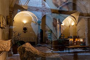 Toscane Perriere W 1866-RAF_DxO_DeepPRIMEXD Derrière la vitrine, une boutique dans un ancien cloitre.