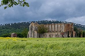 Toscane Perriere T 1429-HDR-Modifier Abandonnée suite à un incendie et ravagée par les raids de John Hawkwood. A cause du coût trop cher à tout refaire, elle reste entretenue 