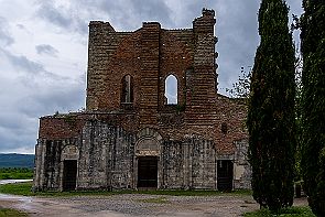 Toscane Perriere T 1434-HDR-Modifier Les abbés rivaux ruinèrent le lieu (oui, les abbés se battent entre eux mais au nom de dieu, alors ça va). L'abbé Giovanni Andrea Vitelli en 1548 vendit, pour...