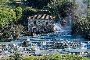 Toscane Perriere T 2055-RAF_DxO_DeepPRIMEXD Connues il y a 3000 ans par les Etrusques, les eaux sulfureuses à 37°c du moulin à Saturnia sont à la disposition de tous. Gratuitement de jour comme de nuit.