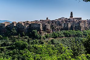 Toscane Perriere T 2084 Pitigliano, un village sur du tuf. C'est quoi le tuf (tufo en Italien) : Roche à structure vacuolaire, poreuse, friable, formée de dépôts volcaniques ou...