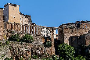 Toscane Perriere T 2096-Modifier Pitigliano a donc des nécropoles étrusques taillées dans la roche, des maisons troglodytes et des vestiges du ghetto juif, appelé la 