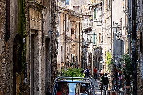 Toscane Perriere T 2113 Ha beh oui, c'est vrai que pour les déménagements et les courses, il faut des véhicules adaptés aux rues.