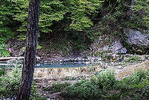 Toscane Perriere T 2486 Une rivière aux eaux chaudes, des baignoires en pleine nature, un chemin qui longe les bains ... visitons.