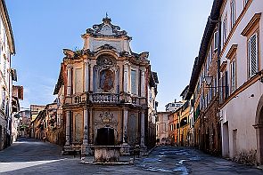 Toscane Perriere T 2283-HDR-Modifier Au détour d'une rue en direction de la place centrale, un petite Eglise baroque Saint-Gaëtan de Sienne. 1683. Fermée. Mais jolie.