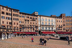 Toscane Perriere T 2298-HDR Du sable est mis sur le parcours et la foule au milieu de la place, la course se faisant autour d'eux. Le Palio de Sienne, course effrénée existe depuis 1590....