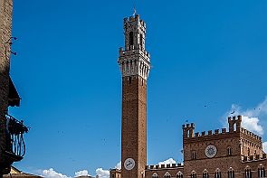 Toscane Perriere W 2906-HDR-Modifier La forme de la Piazza del Campo à la forme d'une coquille saint Jacques. Vraiment ? Voulue ? En tout cas, des courses de chevaux s'y pratiquent et je trouve ça...