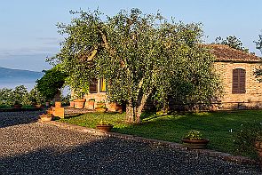 Toscane Perriere T 1794 Temporairement chez nous. 2 chambres, 2 salle de bain, un salon, la cuisine, une piscine (couverte en Mai), un SPA (mais pas assez chaud).