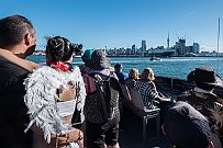 NZ -7382 Nous prenons un bateau pour aller manger sur l'ile de Waiheke au restaurant viticole Mudbrick