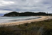 NZ -101951 Plage déserte à droite.