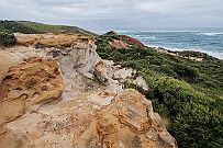 NZ -6371 Il corrode les roches ocres.