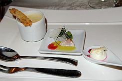 DSCF9925 Amuses bouches. Je ne me souviens plus de l'intitulé, mais même en petite portion, les ingrédients étaient nombreux et en parfaite harmonie.
