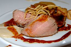 DSCF9929 Quasi de veau rosé. Excellent jus (top !), crème d'oignons, salsifis (trop rarement servis). Un sans faute