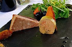 DSCF7460 Pain d'épice, terrine, foie fras, raisin, chutney, petite salade ... simple et efficace ;)