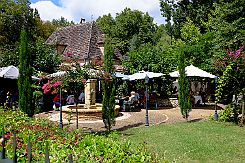 DSCF7473 A Issigeac, un grand jardin ombragé et deux grandes salles.