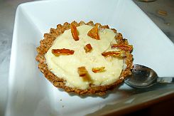P1050928 Tartelette à la crème de feuille de Pandan (plante asiatique), mangue séchée