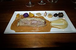 P1030570 Le plat. Chevreuil en crèpes et assortiment de plein de légumes dont j'ai oublié quelques noms Cerfeuil et persil tubéreux, vitelotte, navet truc, carottes...