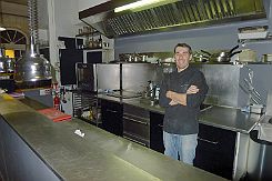 P1030580 Et un chef souriant qui aime son métier ! Les photos suivantes sont un autre repas, pour un menu dégustation.