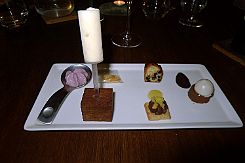 P1030634 Sphérification coco passion sur biscuit chocolat, tarte ananas chocolat Macaé (70%), feuille d'Oblate pétillant mangue (le sachet), sorbet Calanga(le tube),...