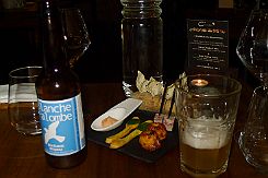 P1040466 Apéritif. Une bière blanche locale avec son assiette d'amuse-bouches (les mêmes que la 2ieme photo)