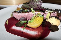 DSCF3428 Magret de canard basse température.Il me semble avoir entendu à la Lavande, mais je ne l'ai pas senti. Purée de betteraves abricot, un salé sucré classsique.