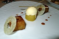 P1050370 Pommes du verger croustillantes et confites à l'Armagnac glace au miel, caramel à la fleur de sel