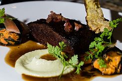Influences-0451 Paleron cuit au vin, crème de fenouil, roulés de feuilles de blettes farcis patate douce, tampura de poireau Un pot au feu-daube revisité avec succès !