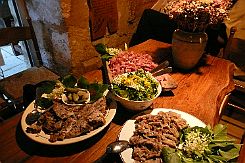 P1000347 Ici, un repas complet sans carte et qui varie avec les saisons en fonction de ce que Régis ramasse dans le coin Généralement, apéro maison, soupe (ortie u du...