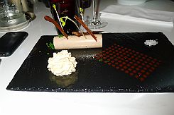 P1040585 Cannelloni de châtaignes, escargots, chips de magret fumée, ketchup Basque et mousse foie gras
