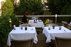 P1210502 Une jolie terrasse et un jardin en contre bas. L'endroit est sympa, la déco intérieure de bon gout. Très jolies photos N&B sur le thème de la vigne.