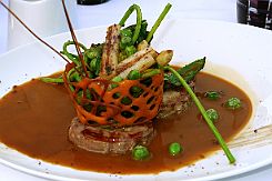 P1210508 Premier plat, Poitrine de veau farcie au ris de veau petits légumes et la sauce qui va bien. Treès bon !
