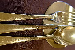 DSCF1608 Fin du repas. Nous avions pris un Pessac Léognan servi trop frais à notre gout. Nous l'aimons à la température de la pièce. Bonne table avec un service...