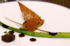 DSCF1613 Nous attaquons le repas avec un foie gras chaud, échalotte noire de Tottori, Jus au café (les 3 points) et granité Izarra (pas sur la photo) Ce n'est pas très...