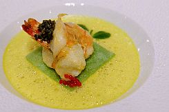 DSCF1615 L'autre plat d'entrée etait une gambas sur une demi sphère iodée (partie verte. Légère croute fine enfermant de la chair de poisson avec des champignons des...