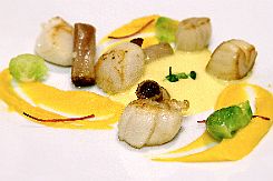 DSCF1619 En plat de résistance. Noix de Saint Jacques, Nems de poire Betterave Cacahuète, Butter nut, émulsion mandarine Le nem est mou, on s'attend à du croquant....