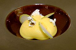 DSCF1622 L'avant dessert, en guise de fromage : Chantilly de Mimolette et Nougatine de poire au grué de Cacao C'est très joli. Une douceur légère et agréable. Un nuage.