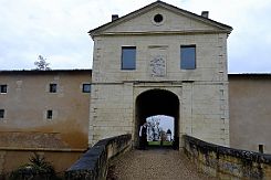 DSCF0402 L'entrée du domaine d'Edouard de Woodstock 1330-1376 (dit le Prince noir - Pour son armure foncée ou noirceur de son âme ? Mystère)